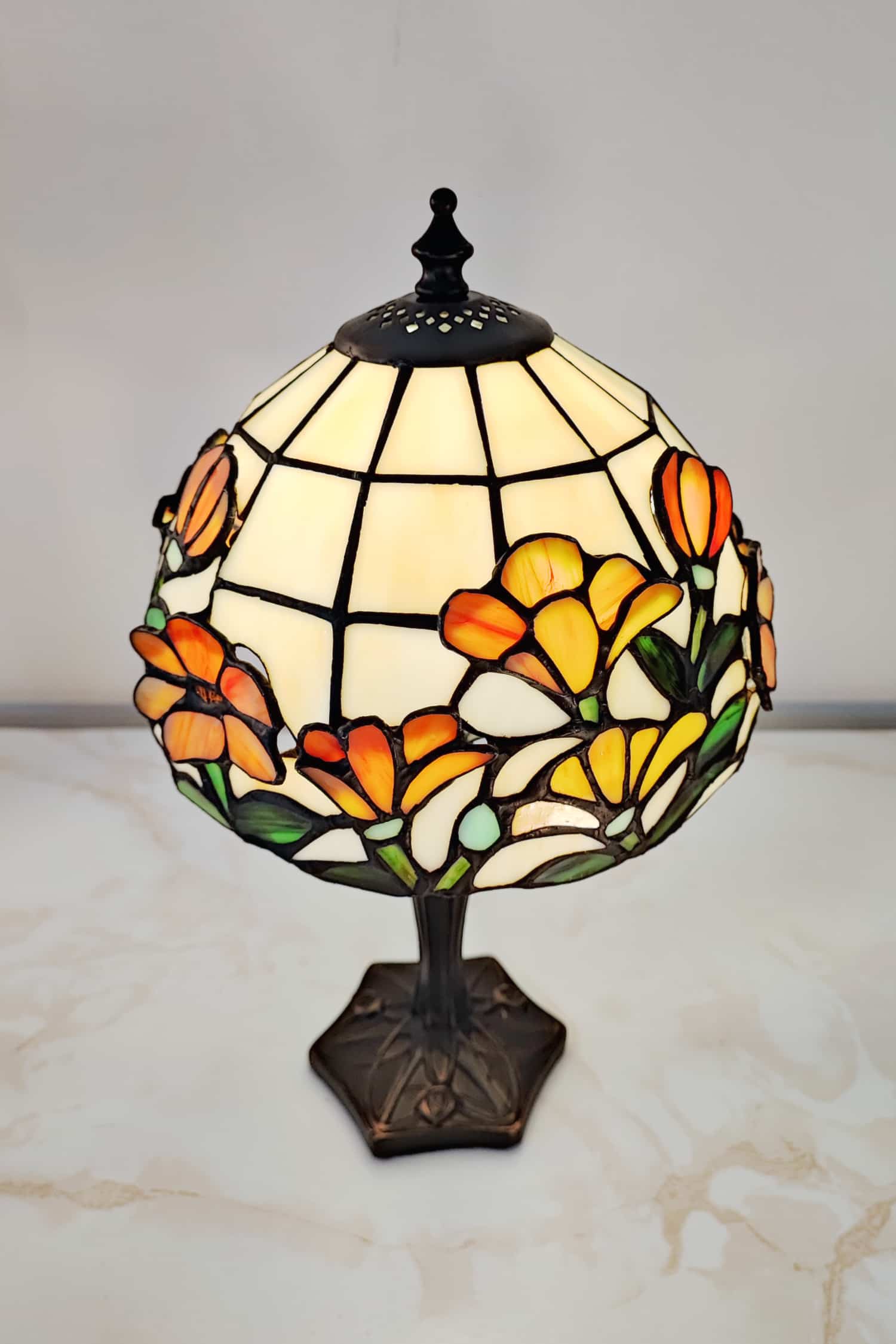 Floral Tiffany Abatjour with Raised Glass. 20cm