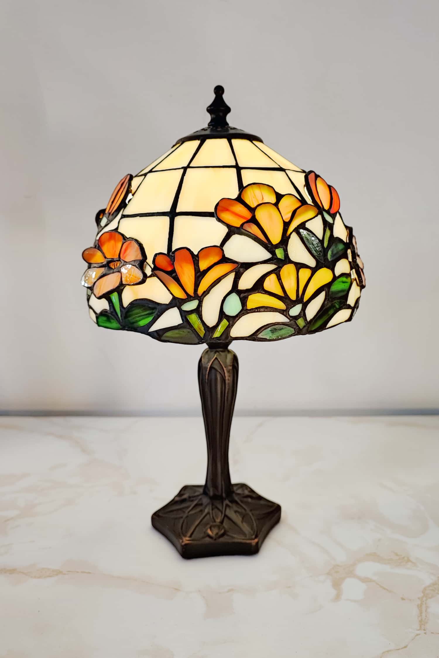 Floral Tiffany Abatjour with Raised Glass. 20cm